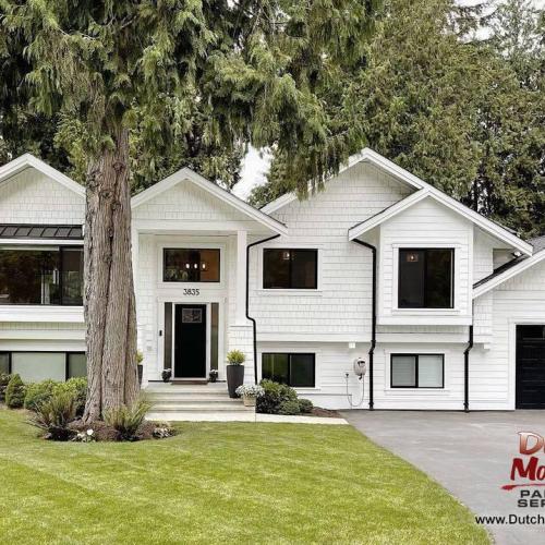  | We are in love the end result on this stunning exterior home in Langley! We used Benjamin Moore Regal acrylic latex tinted Simply White (OC-117) from @atlantic.paint and @sherwinwilliams Emerald acrylic latex tinted Tricorn Black (SW 6258) | Exterior Painting 